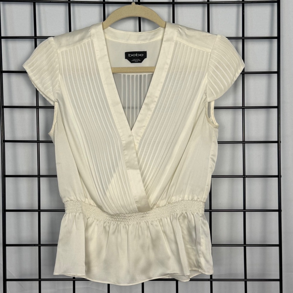 bebe Blouse Womens XS Cream Pleated Smocked Peplum V-Neck Cap Sleeve Satin